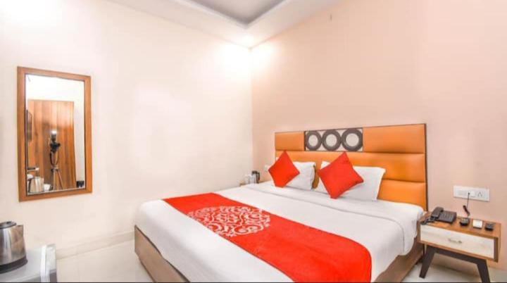 Hotel Roma Deluxe - New Delhi Railway Station Exterior foto